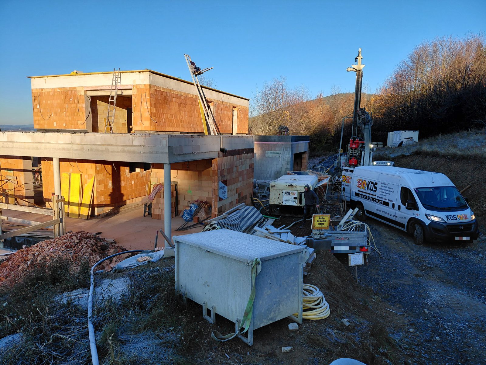 EFH-Neubau im Rohbau mit Bohrgerät für Erdwärmesonden im Burgenland