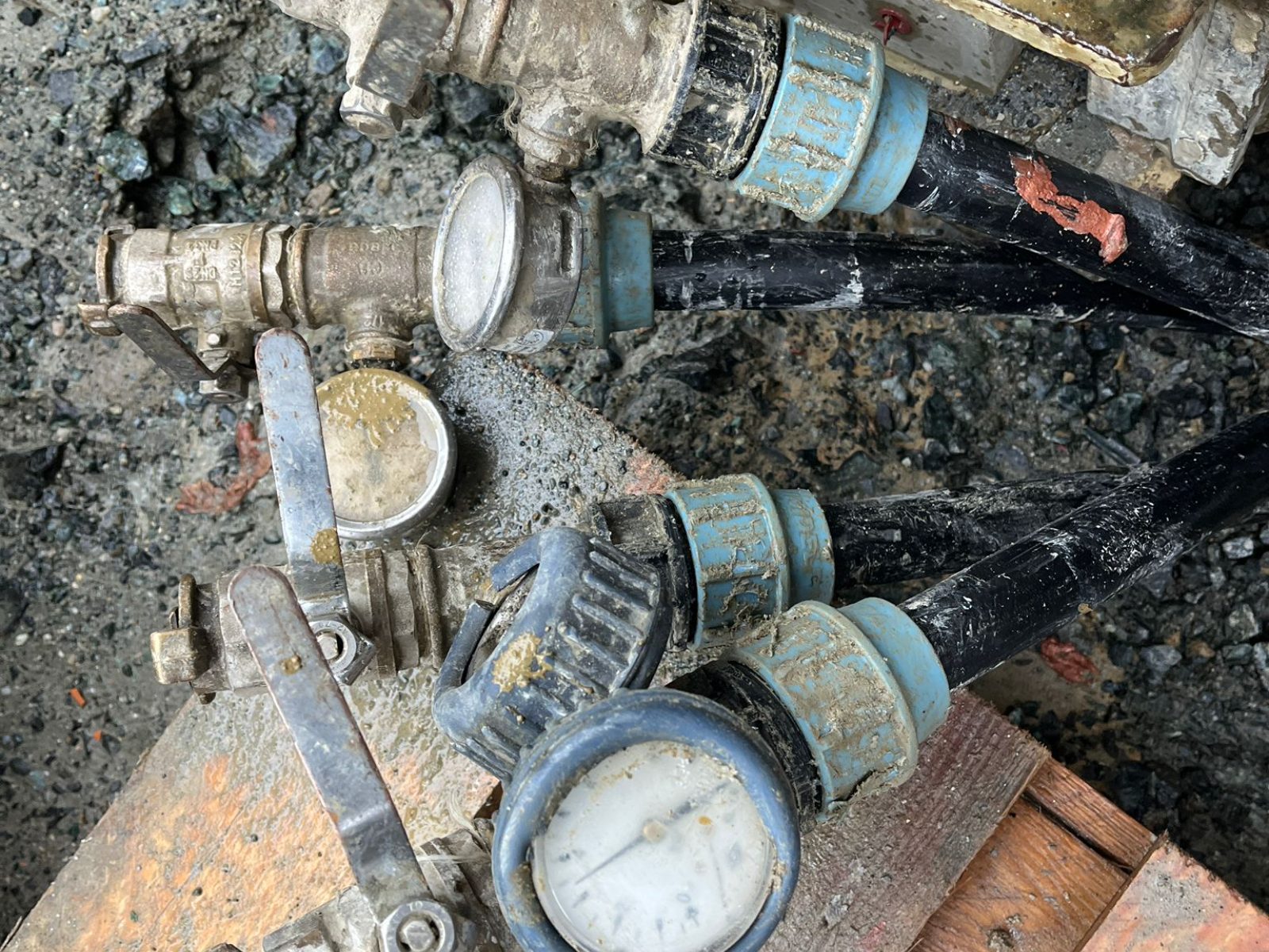 Druckprüfung der Erdwärmesonden mit Manometer